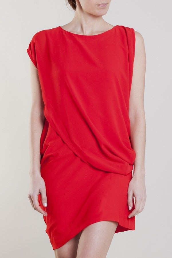 vestido rojo asimetrico rosa palo modelo